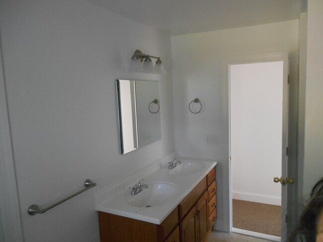 Building Photo - 14 Highland Ave