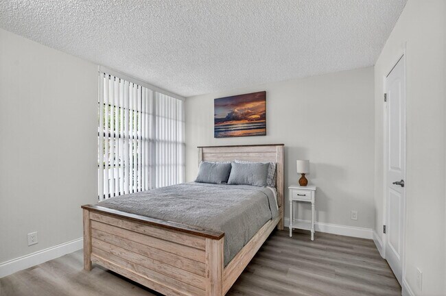 Building Photo - 8 Royal Palm Way