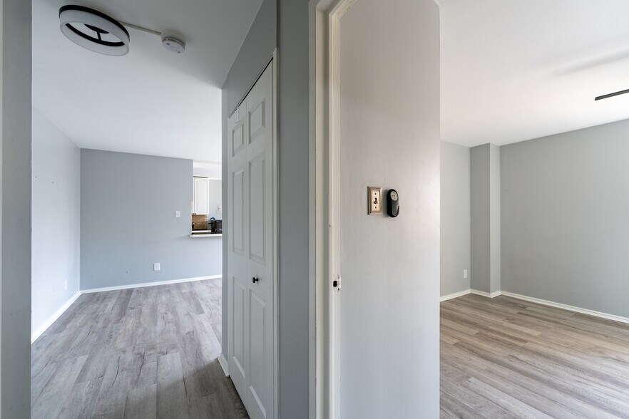 Building Photo - 8601 Manchester Rd