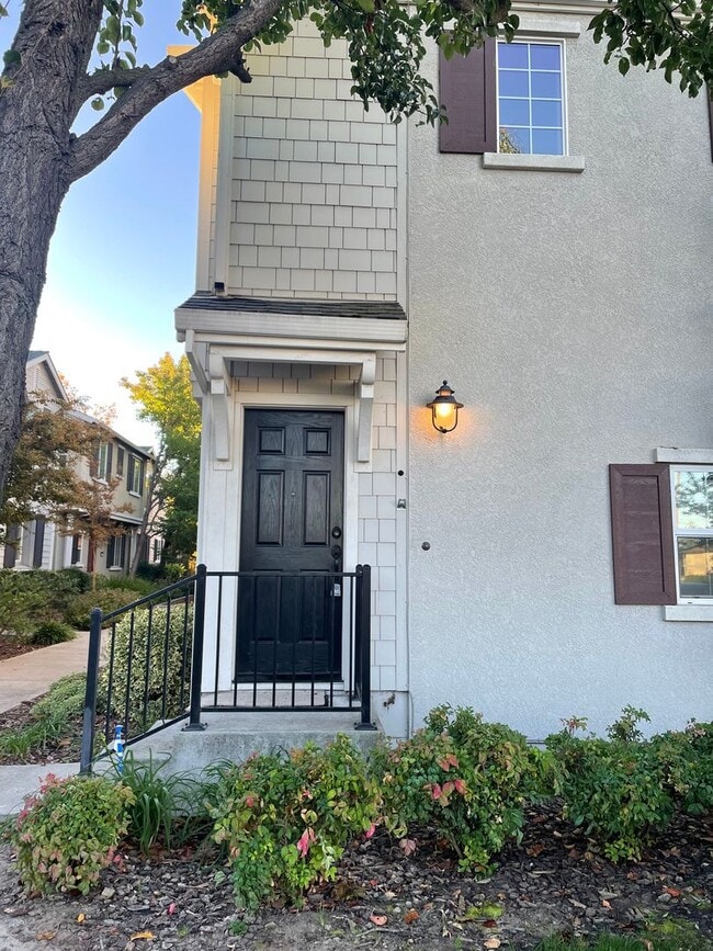 Building Photo - Beautifully Updated 3BD/2.5BA Townhouse in...
