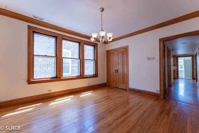 Building Photo - 5325 W Montrose Ave