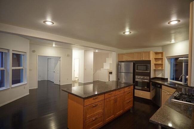 Building Photo - Beautiful home with 3 beds, 2.5 baths for ...