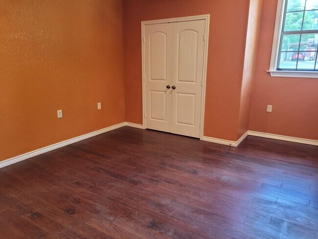 Building Photo - 1107 Devereaux St