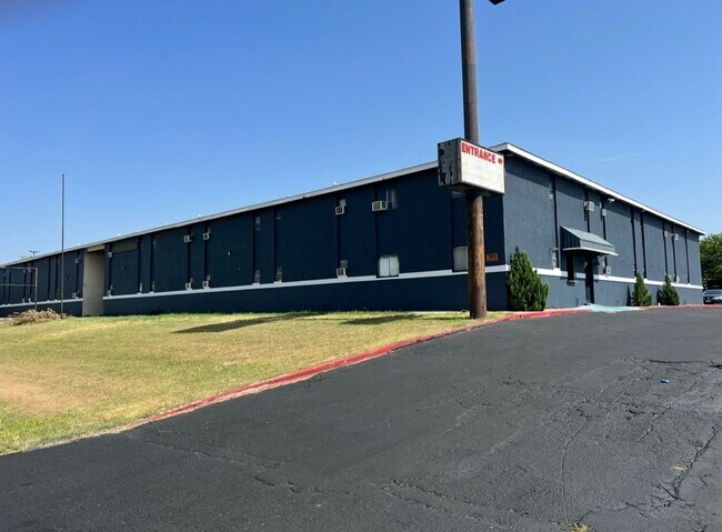 Building Photo - Conveniently Located Studio with ALL Utilities INCLUDED