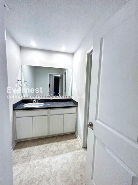 Building Photo - 830 S Greenway Dr