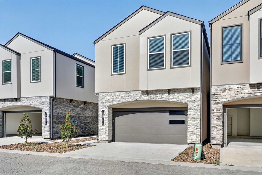 Building Photo - 2926 El Fenice Ln