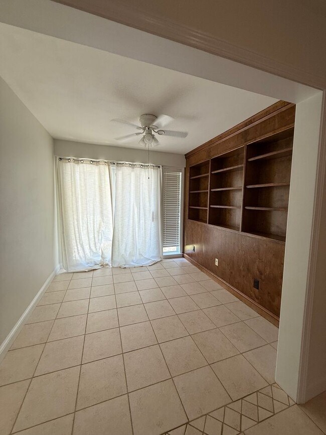 Building Photo - New Listing!
