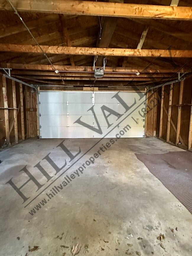 Building Photo - Large four bedroom in Farrington's Grove Historical District