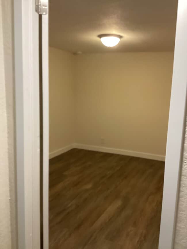 Building Photo - 1102 E 2nd St