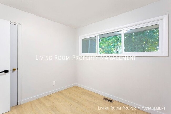 Building Photo - 6601 SW Canyon Dr