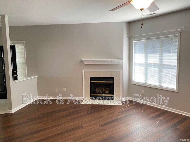 Building Photo - 2110 Breezeway Dr