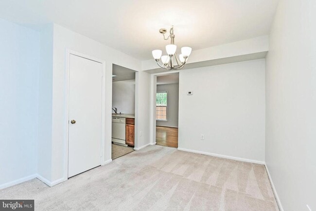 Building Photo - 2406 S Walter Reed Dr