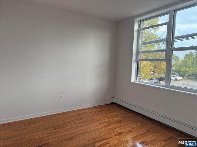 Building Photo - 7-13-13 Fair Lawn Ave