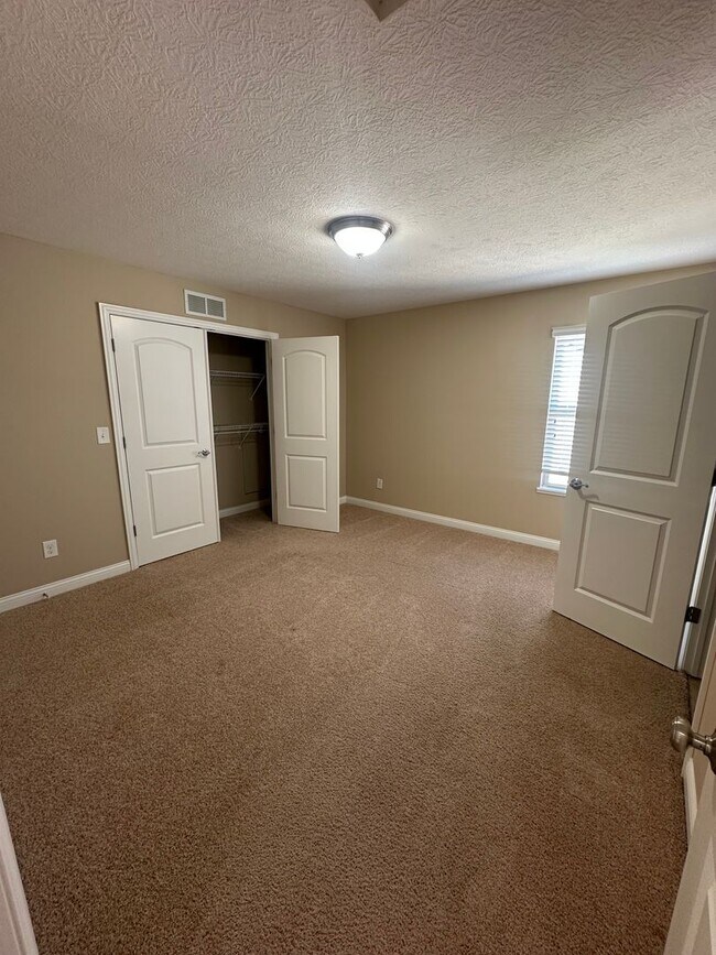 Building Photo - Lakes of Worthington