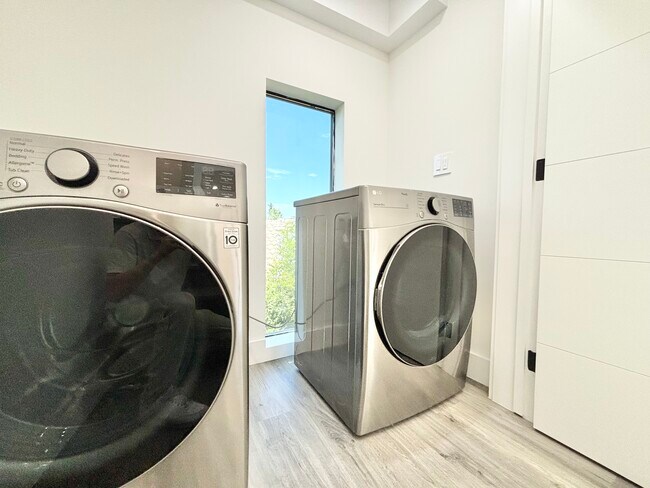 Building Photo - 18303 Oakbury Cir