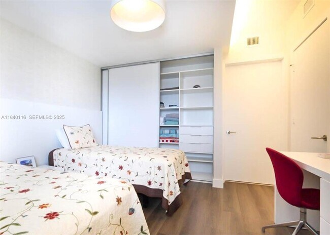 Building Photo - 460 NE 28th St