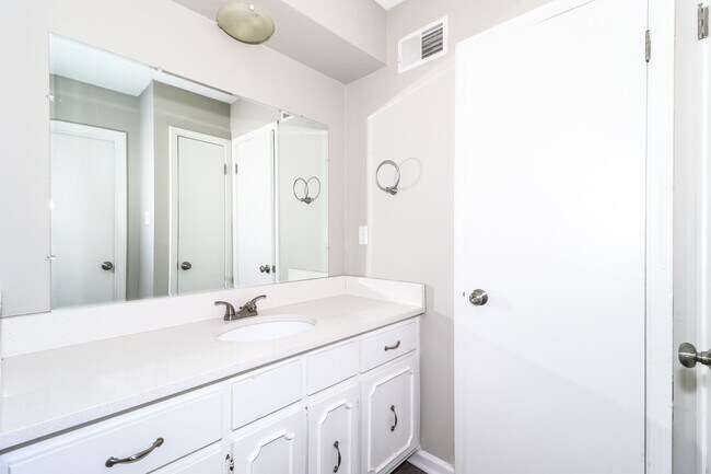 Building Photo - 6628 Birch Run Ln
