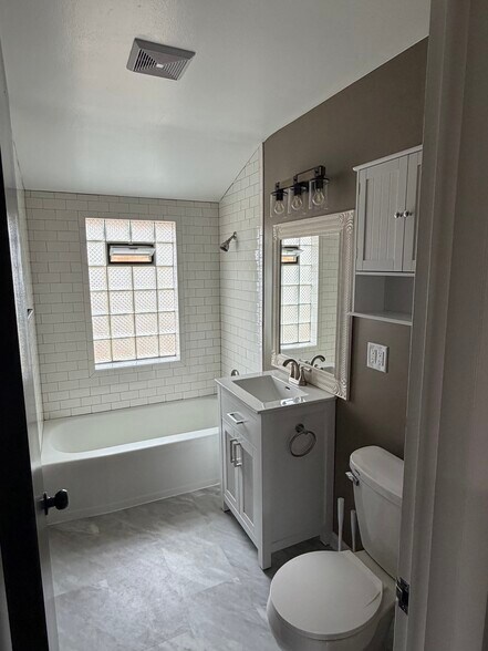 Building Photo - 2642 S 69th St