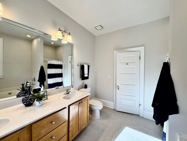 Building Photo - Amazing Garden-Style Condo Available NOW! ...