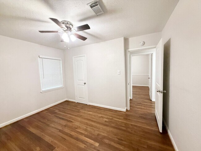 Building Photo - Adorable 3/1/1 Home in Lake Jackson !