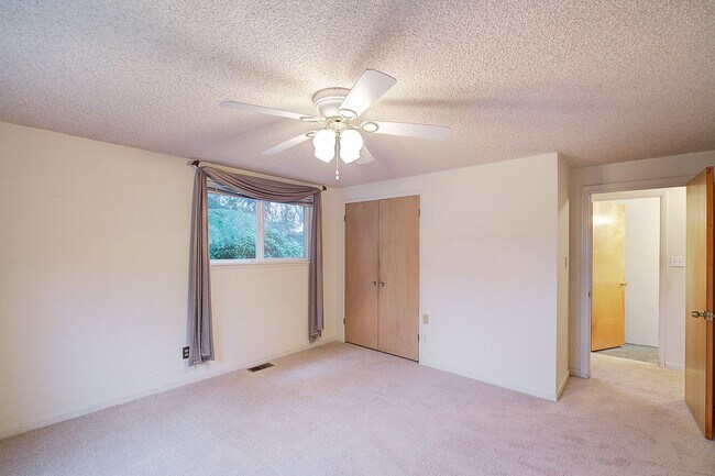 Building Photo - 2bd/1.5ba Redmond Home