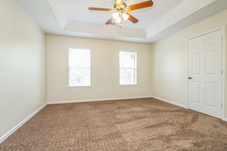 Building Photo - 2813 Louise Russell Dr