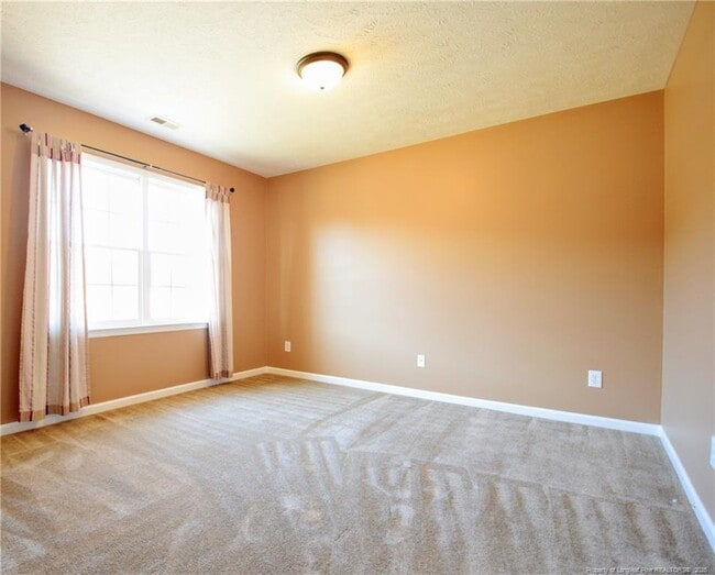 Building Photo - 324 Roundtree Dr