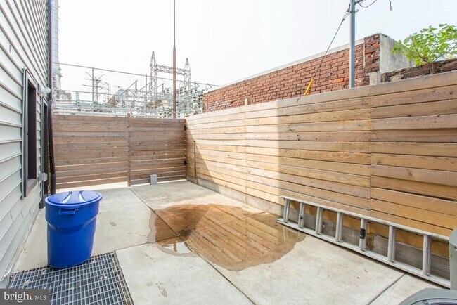 Building Photo - 2553 Montrose St