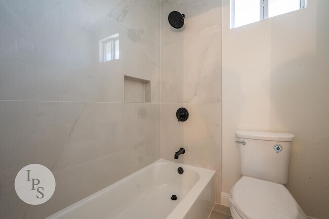 Building Photo - Fresno CUSD Home, 4BR/3BA, Newly Remodeled...