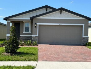 Building Photo - 3 Bedroom 2 Bath with Double Car Garage in Poinciana!