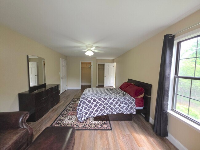 Building Photo - Rare opportunity! Furnished 2nd fl condominium boasting 2 large bedrooms, 2 full bathrooms, forma...