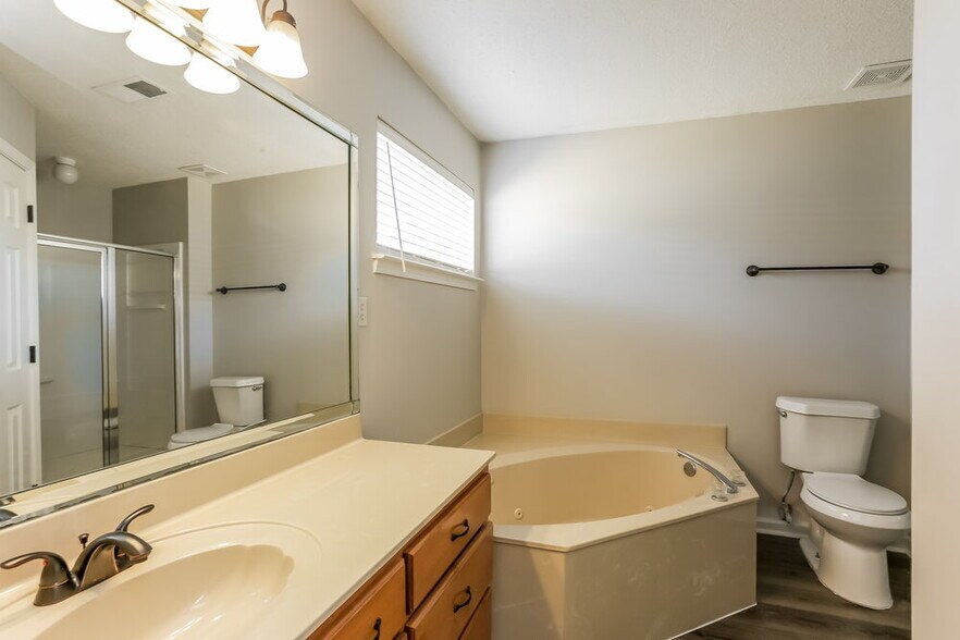 Building Photo - 8238 Regal Bend Dr