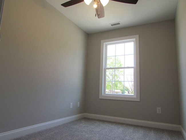 Building Photo - Great 3 Bed/1.5 Bath Home in the Heart of Hickory - Open Floor Plan - Modern Kitchen - Flat Backy...