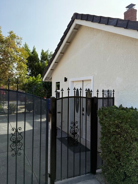 Primary Photo - 631 N Brierwood Ave