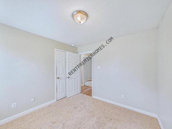 Building Photo - 14 Stephens St