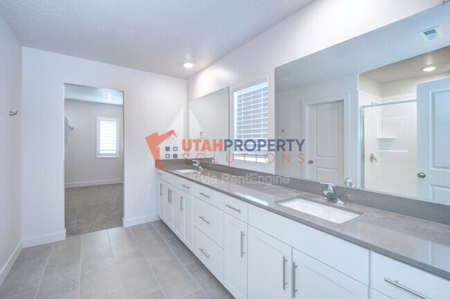 Building Photo - 2697 N Snowberry Dr