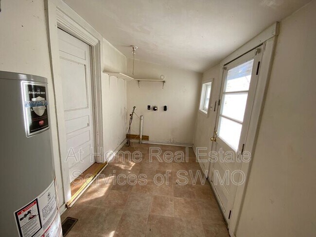 Building Photo - 420 E Madison
