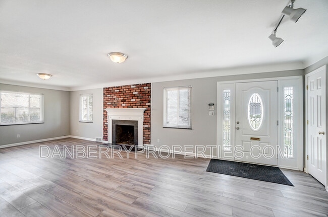 Building Photo - 1133 N Byrne Rd