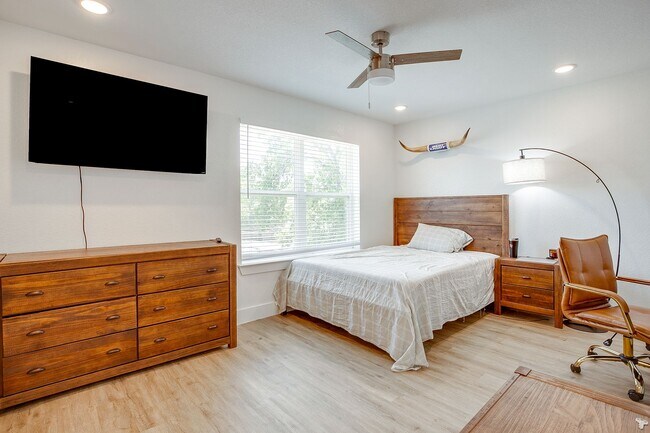 Building Photo - 3227 McCart Ave