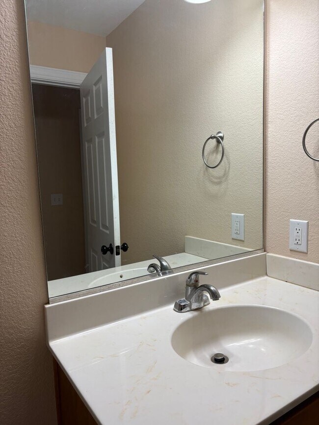 Building Photo - 124 Deerfield Ln