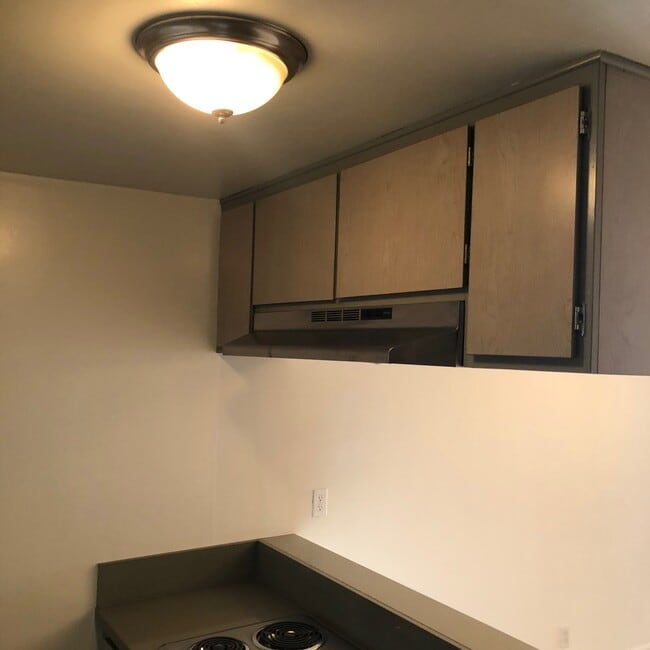 kitchen - 440 N Hayworth Ave