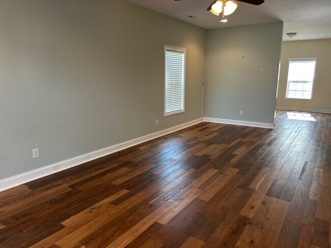 Building Photo - 3 Bedroom/2.5 Bath Home Kingsport, TN