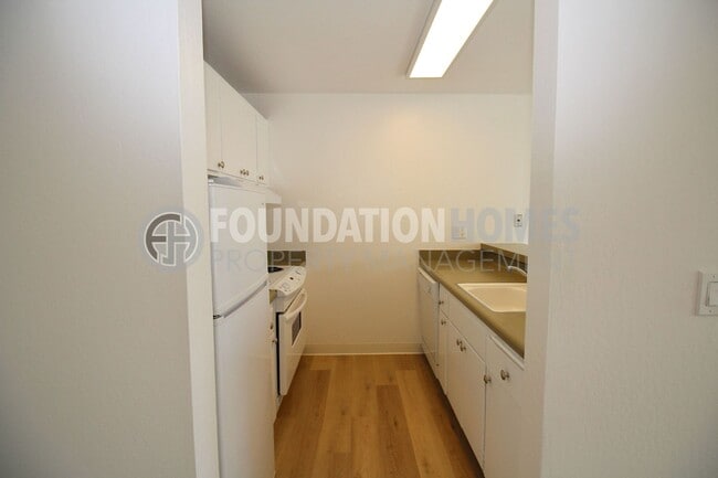 Building Photo - Sausalito Condo with Scenic Views!  Covered Parking!  Pool!  FOUNDATION