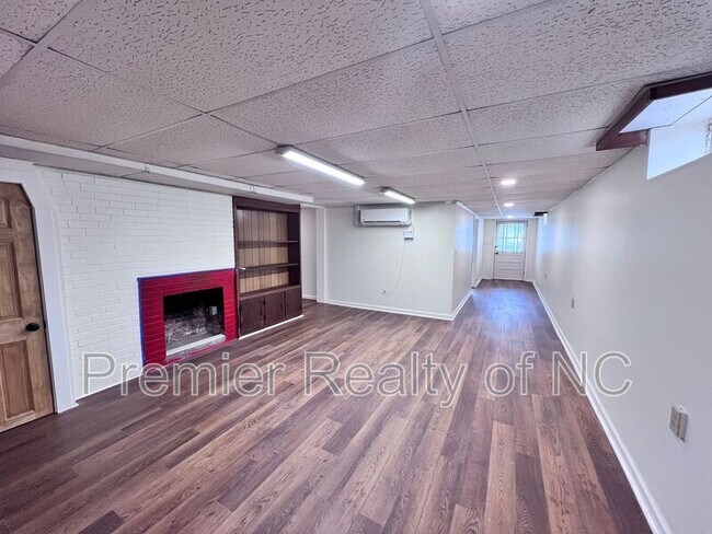 Building Photo - 412 S Main St