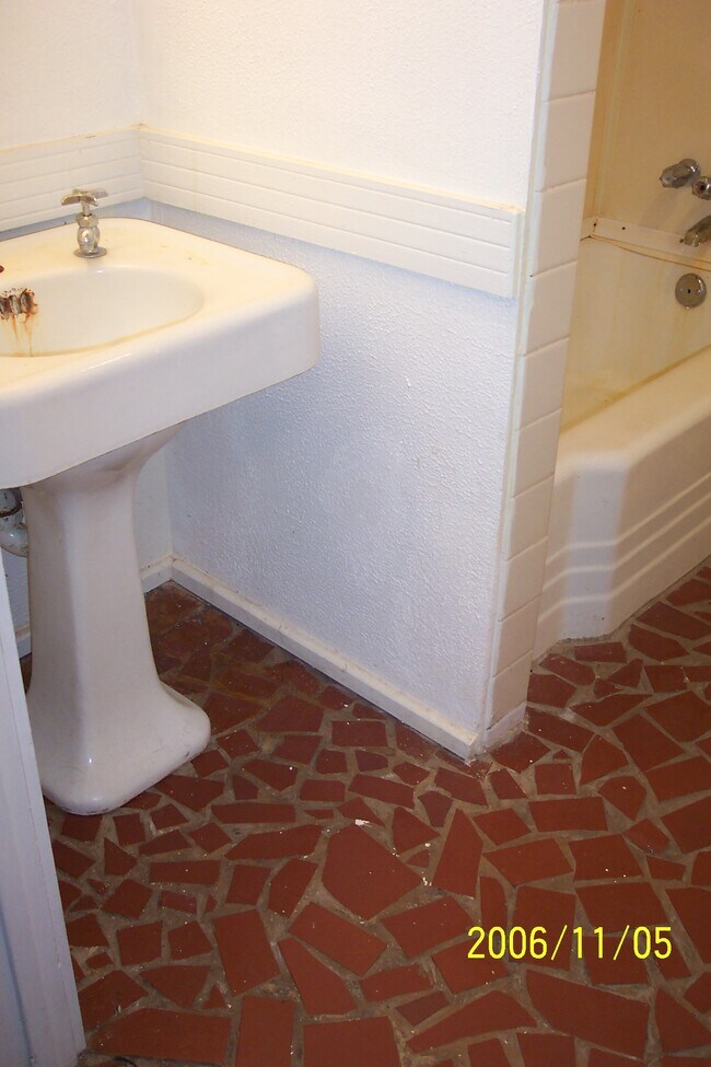 tub off bedroom - 1505 Tulane St