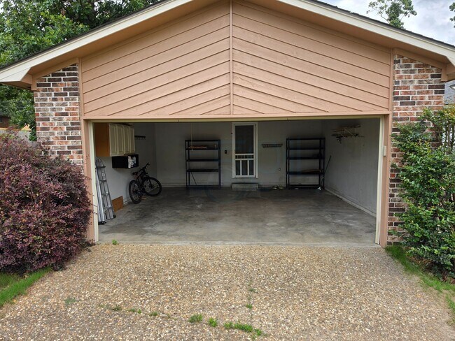 Building Photo - Great 3BR 2BA Find in Pleasant Tree Neighborhood!