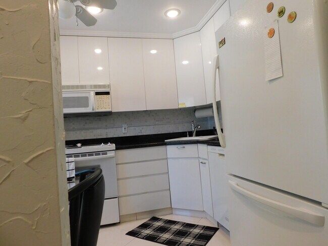 Building Photo - 9285 Vista del Lago