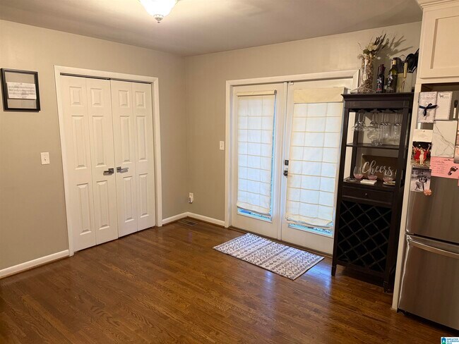 Building Photo - 3153 Woodhaven Dr