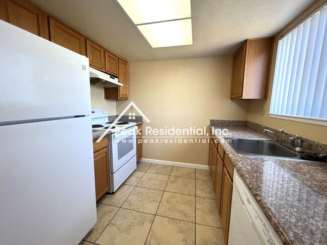 Building Photo - Spacious Elk Grove 2bd/2ba Triplex