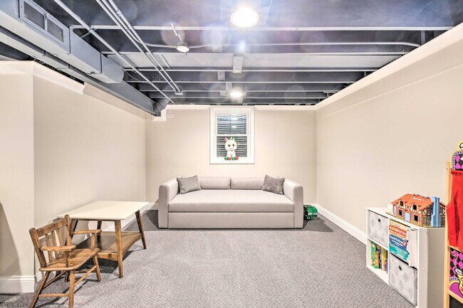 Building Photo - 696 Crescent Blvd